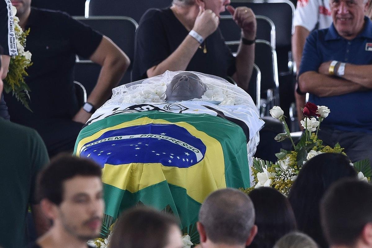 Os ltimos momentos do velrio de Pel, na Vila Belmiro, estdio do Santos. 