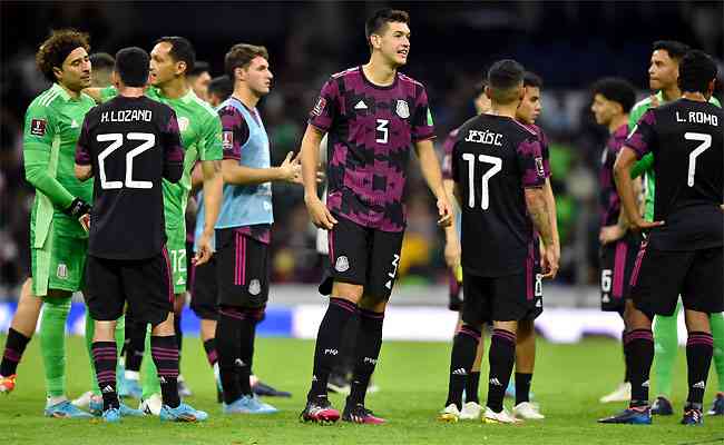 Mexicanos festejam a vitória sobre El Salvador, que garantiu classificação para Copa do Mundo 