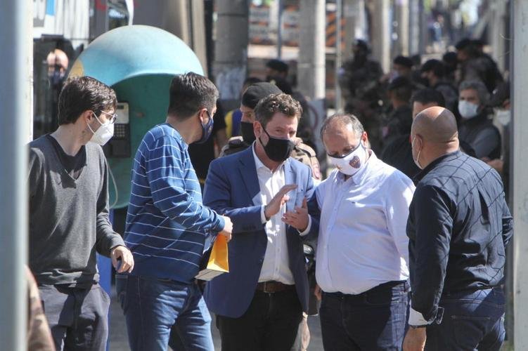 A delegação do Boca Juniors foi liberada da Central de Flagrantes 4  (CEFLAN 4) da Polícia Civil, no bairro Alípio de Melo, região Noroeste de Belo Horizonte, por volta das 12h desta quarta-feira. Jogadores e membros da comissão técnica da equipe argentina ficaram na delegacia por cerca de 12 horas para esclarecimentos sobre a confusão no Mineirão após a eliminação diante do Atlético, nos pênaltis, pelas oitavas de final da Copa Libertadores da América.