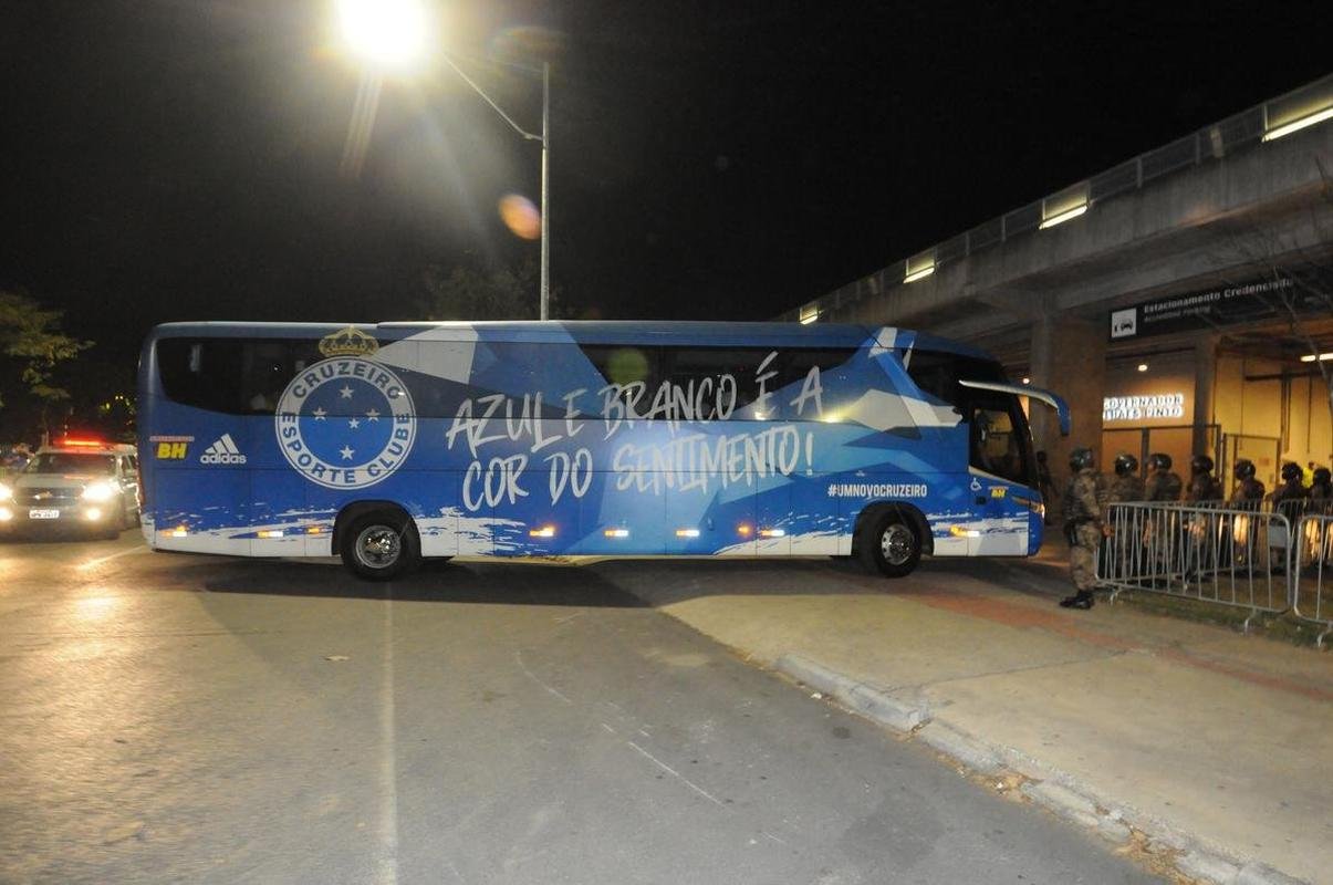 Torcida do Cruzeiro voltou ao Mineiro aps meses de ausncia devido  pandemia. Houve grandes filas devido  desorganizao do clube, que demorou a enviar funcionrios aos portes para fazer a conferncia dos exames de COVID-19. Na Alameda das Palmeiras, muitos cruzeirenses se aglomeraram e no usaram mscara prximo ao Bar do Peixe.