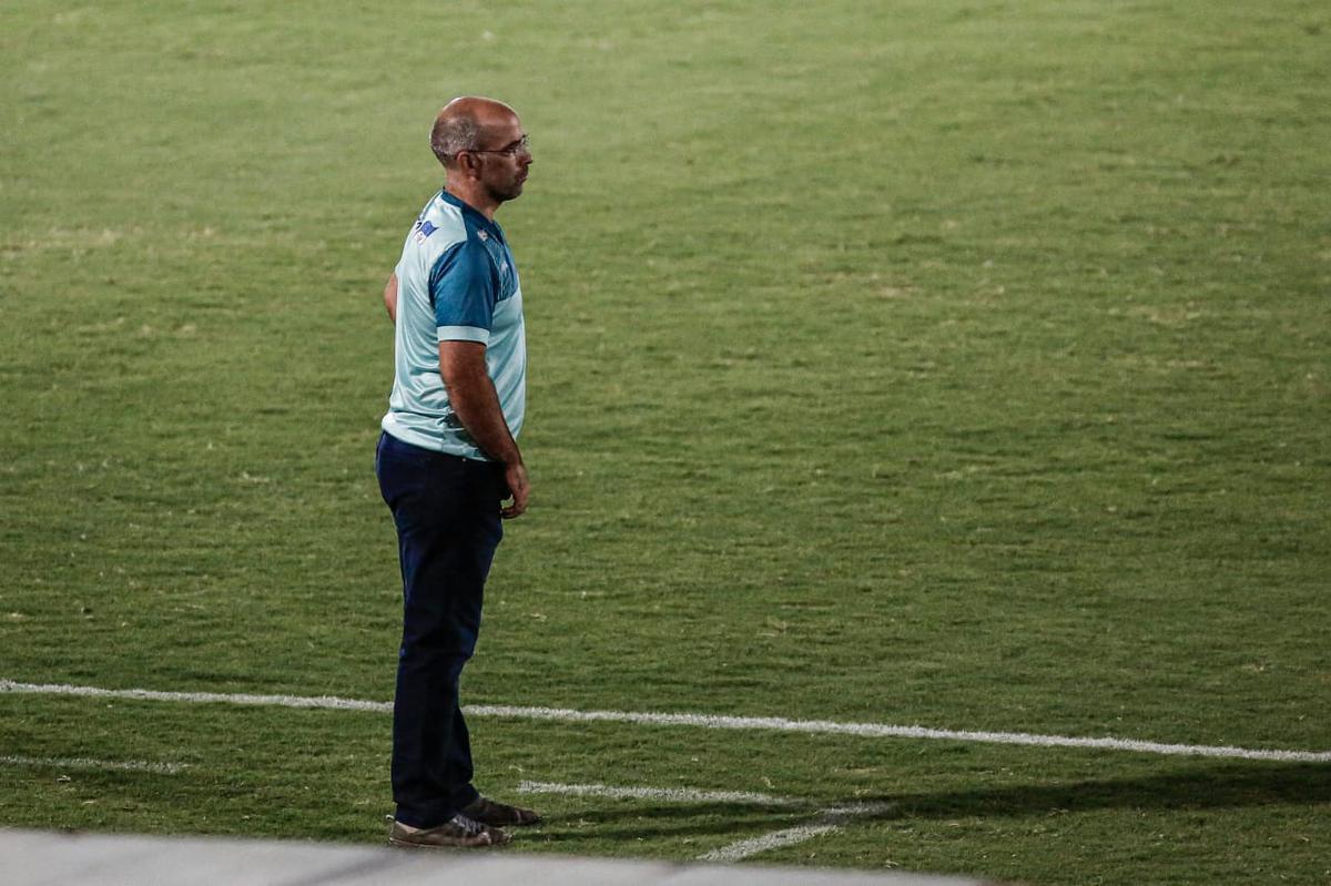 Primeiro tempo de jogo foi pegado, com chances para as duas equipes. O Salgueiro começou se lançando mais para o ataque, mas foram do Santa Cruz as melhores oportunidades. O time coral até balançou as redes, mas a arbitragem assinalou impedimento.