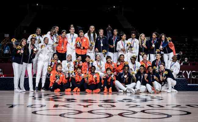 Japo, com a prata, e Frana, com a medalha de bronze, completaram o pdio do basquete feminino em Tquio