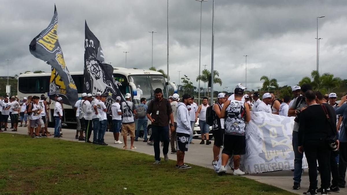 Torcida do Atltico chegou cedo ao aeoporto de Confins para receber o novo 'professor', o venezuelano Rafael Dudamel