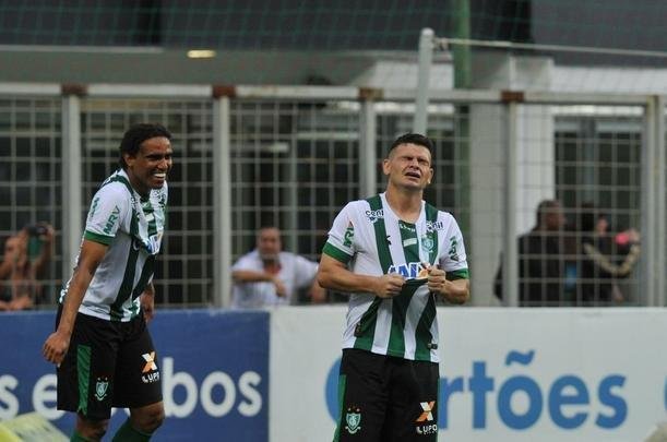 Zagueiro americano Rafael Lima marcou o gol do ttulo sobre o CRB e emocionou o Independncia
