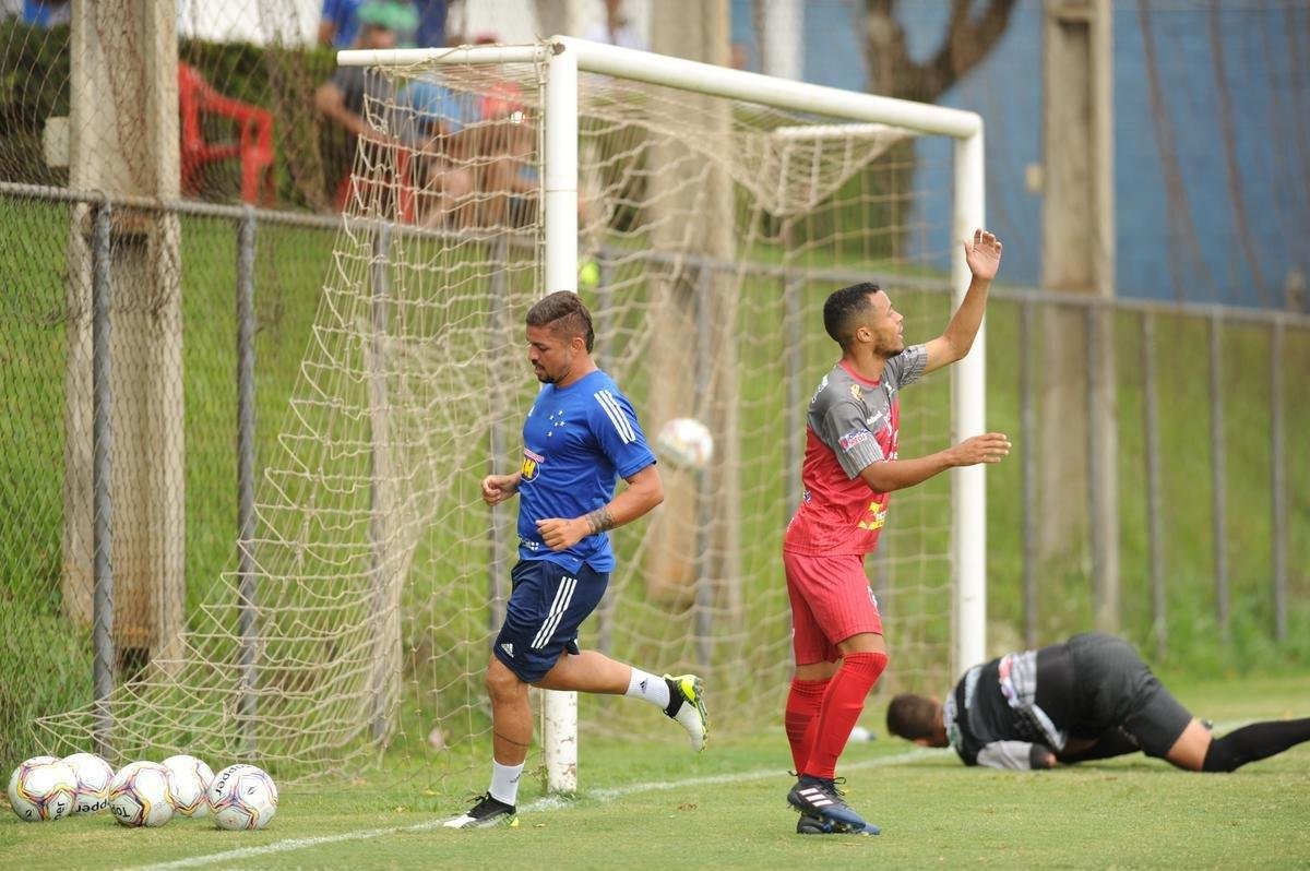 Com gol de Judivan e sob olhares dos membros do Ncleo Dirigente Transitrio, Raposa bateu o Bugre por 1 a 0