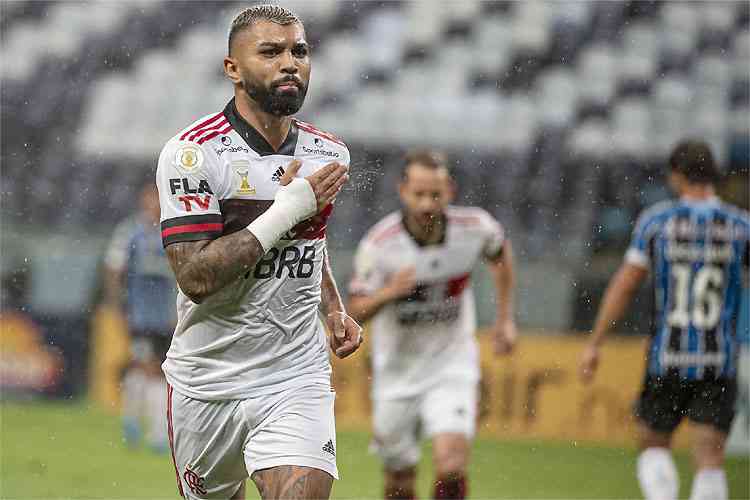 Vidal comemora gol marcado por Isla na vitória do Flamengo