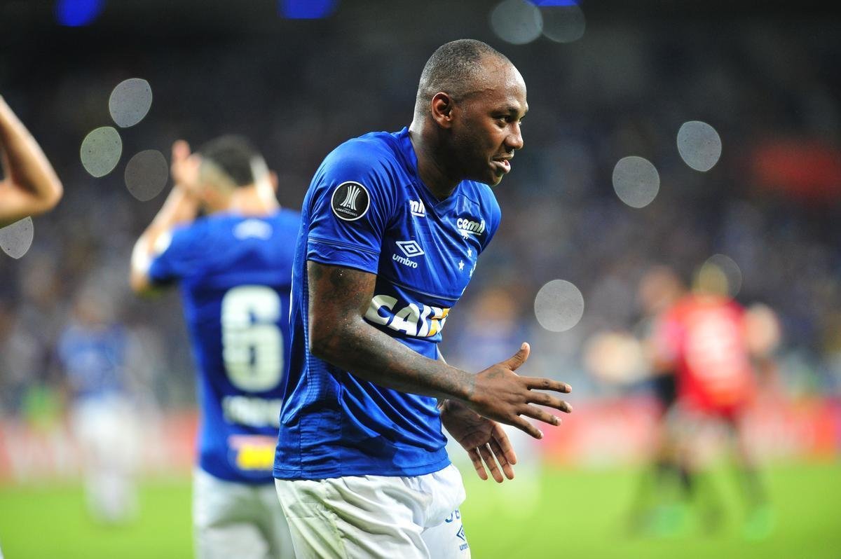 Sass marcou de pnalti e deu a tradicional sarrada no ar: Cruzeiro 3 a 0