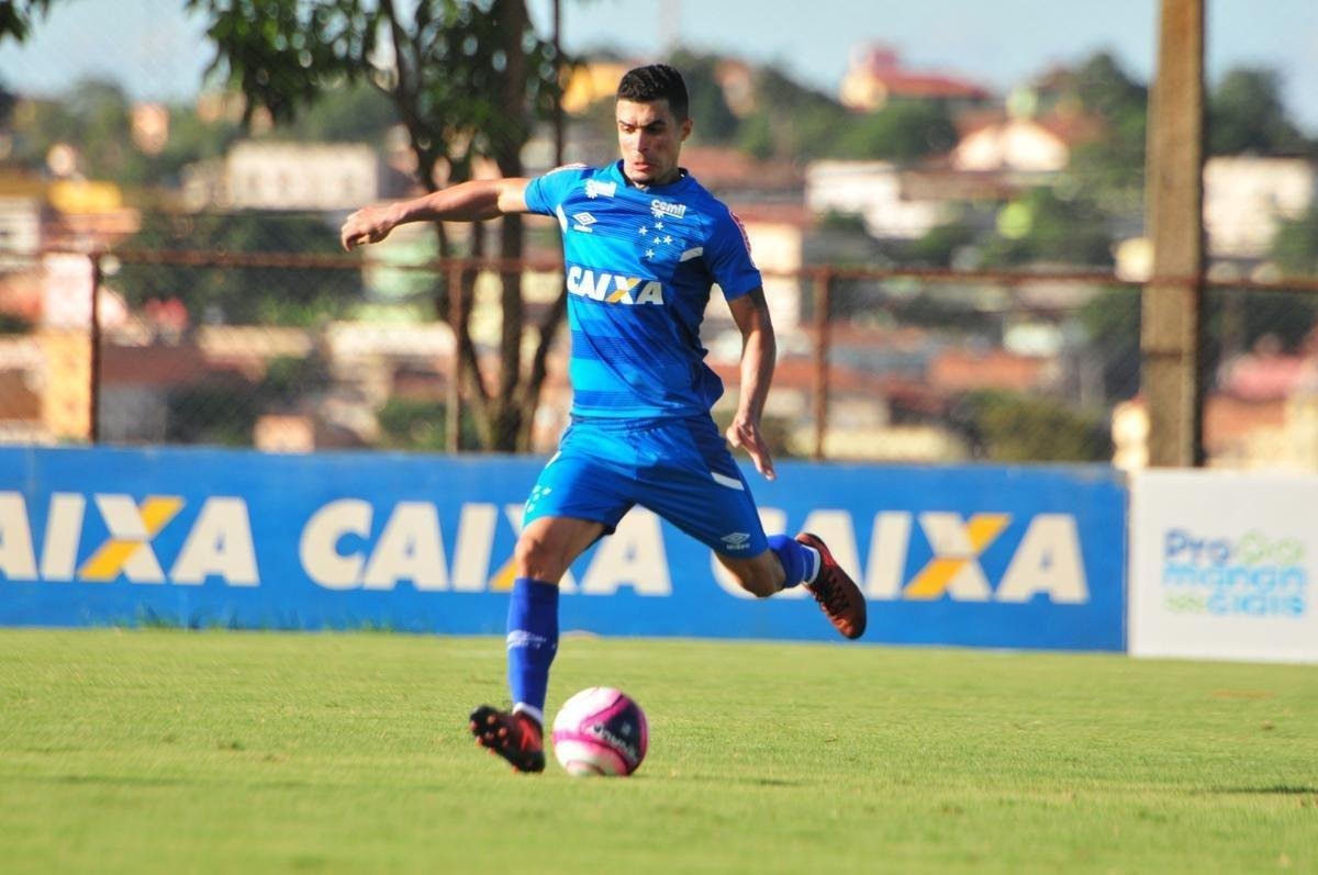Sem Thiago Neves, que est com desgaste na panturrilha, Mano Menezes escalou o time titular do Cruzeiro no coletivo com Fbio; Lucas Romero, Leo, Murilo e Egdio; Henrique e Ariel Cabral; Robinho, Arrascaeta e Rafinha; Fred. Os reservas atuaram com Rafael; Arthur, Digo, Manoel e Marcelo Hermes; Lucas Silva, Nonoca e Bruno Silva; Rafael Marques, Rafael Sobis e Judivan
