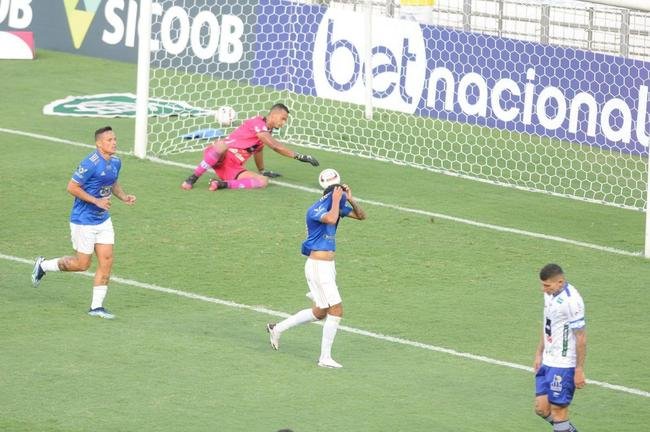 Cruzeiro goleou URT por 3 a 0 no Independncia com gols de Thiago, Machado e Edu em sua estreia no Mineiro. Ronaldo, dono da SAF, assistiu  partida no Horto. Duelo marcou estreia do tcnico uruguaio Paulo Pezzolano