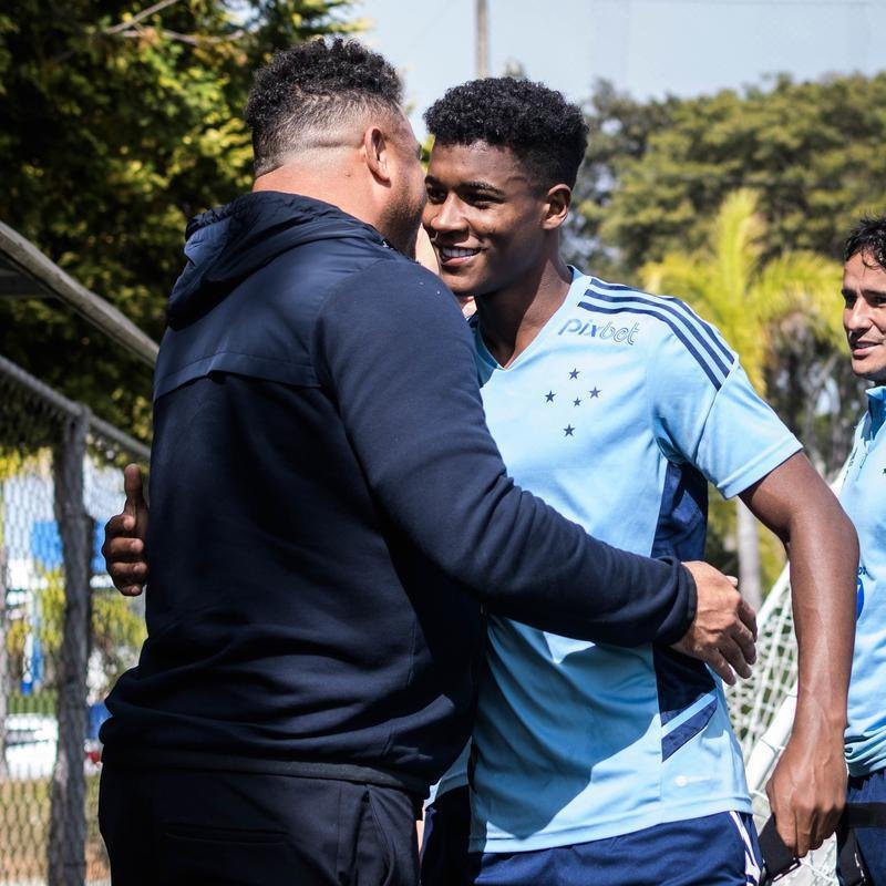 Em Belo Horizonte, Ronaldo acompanhou treino do Cruzeiro na manh desta quarta-feira (15) e conversou com jogadores na Toca da Raposa II