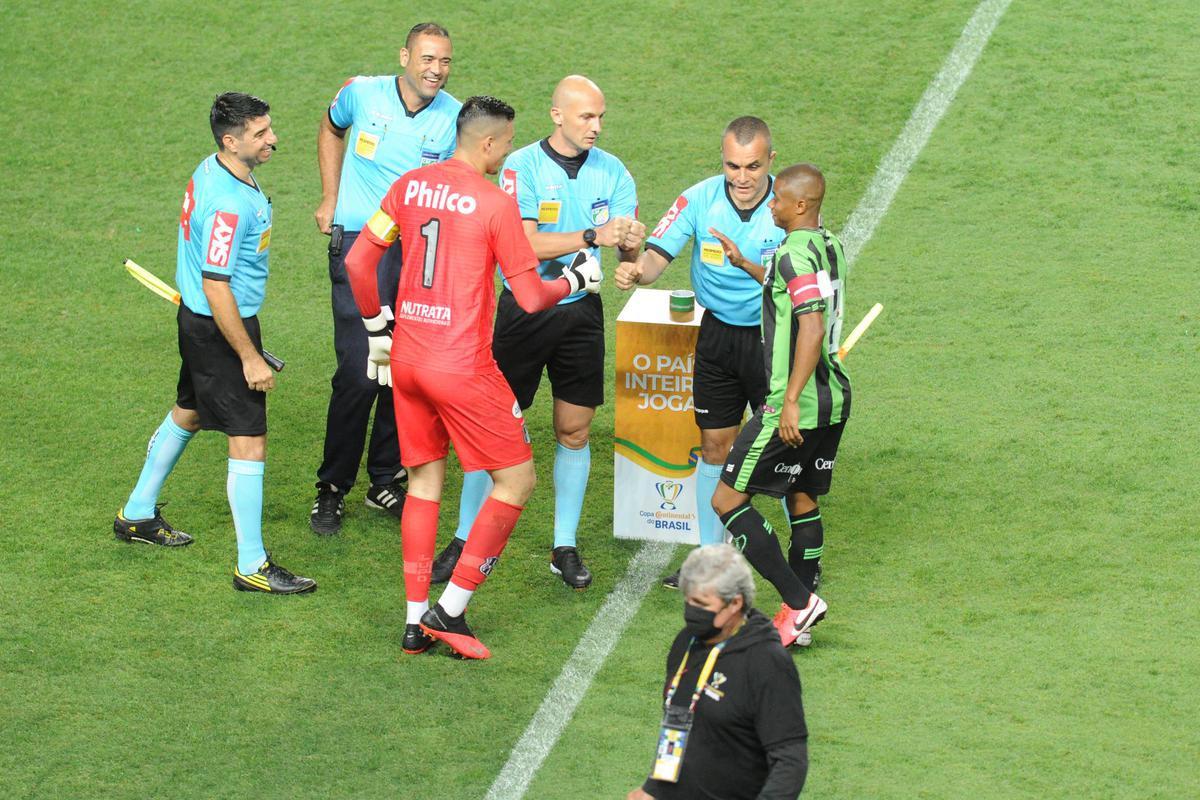 Fotos do duelo entre Amrica e Ponte Preta, no Independncia, em Belo Horizonte, em jogo de volta da quarta fase da Copa do Brasil