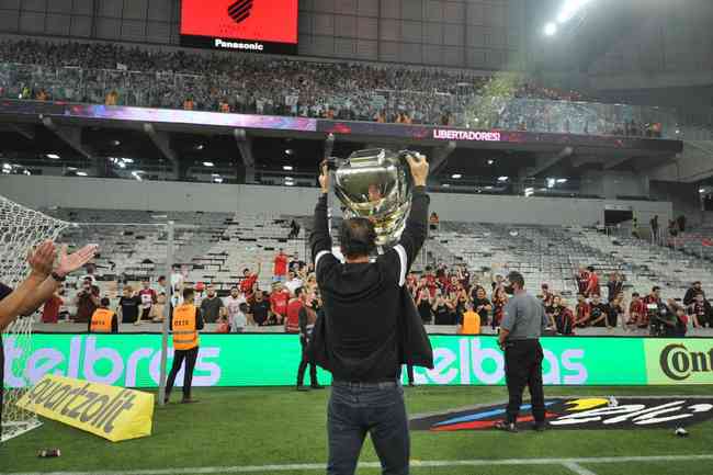 Atlético ergue a taça e festeja bi da Copa do Brasil