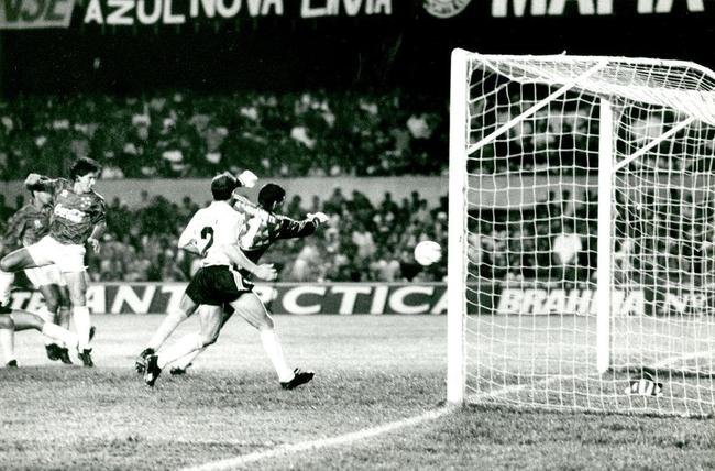 Em 1992, o Cruzeiro conquistou o bi da Supercopa da Libertadores, desta vez sobre o Racing da Argentina. Foi o terceiro ttulo internacional da histria celeste.