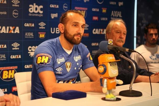 Atacante Barcos, o 'Pirata', vestiu a camisa 28 do Cruzeiro e falou sobre desejo de conquistar muitos ttulos