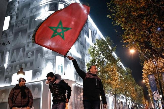 Torcedores marroquinos invadiram as ruas de Paris, na Frana, para festejar a classificao da seleo do Norte da frica s quartas de final da Copa do Mundo. Pas europeu tem grande colnia africana. Marrocos eliminou a Espanha e agora ter Portugal pela frente no Mundial do Catar