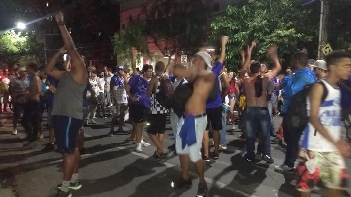 Torcedores do Cruzeiro voltam a protestar em frente  sede administrativa do clube, no Barro Preto