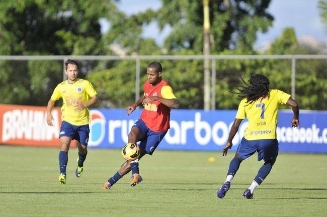 Ded (zagueiro) - adquirido ao Vasco em abril de 2013 por R$ 14 milhes (45% dos direitos econmicos). No Cruzeiro, viveu grandes momentos dentro de campo ao ser bicampeo brasileiro e bi da Copa do Brasil jogando um futebol firme, seguro e de muito vigor fsico. Fora das quatro linhas, sofreu inmeras leses que dificultaram uma sequncia maior pela equipe. Em mais de sete anos de clube, Ded marcou 15 gols em 188 jogos.