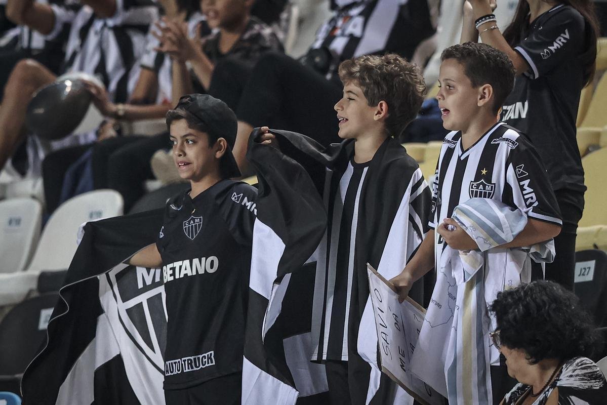Fotos da torcida do Atltico na partida contra o Brasiliense, no Estdio Klber Andrade, em Cariacica-ES, pela terceira fase da Copa do Brasil
