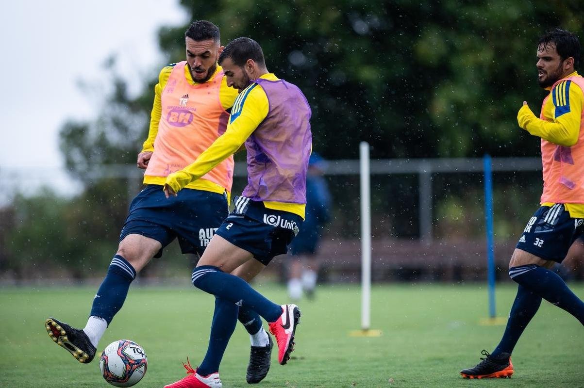 Jogadores do Cruzeiro treinaram na manh deste domingo na Toca da Raposa II