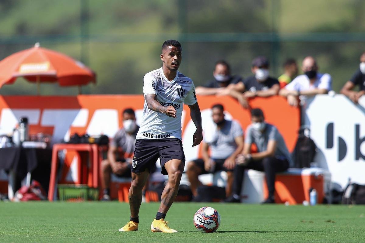 Fotos do coletivo entre profissionais e sub-20 do Atltico