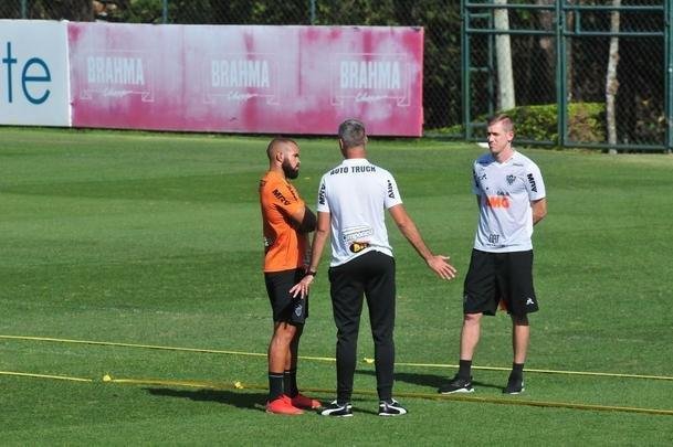 Tcnico Rodrigo Santana comandou treino nesta tera-feira  tarde, na Cidade do Galo, e definiu o time do Atltico para enfrentar o Coln, na Argentina, pela semifinal da Copa Sul-Amercana: Cleiton; Patric, Igor Rabello, Rver e Fbio Santos; Z Welison e Elias; Char, Vincius e Cazares; Franco Di Santo.