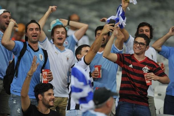 Fotos das torcidas de Uruguai e Equador no Mineiro