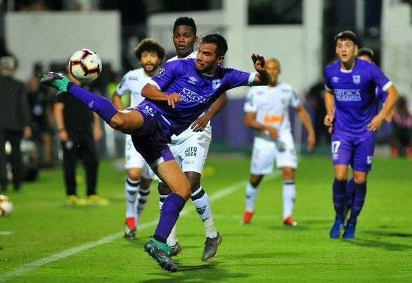 Imagens da partida entre Defensor e Atlético, em Montevidéu, pela Libertadores