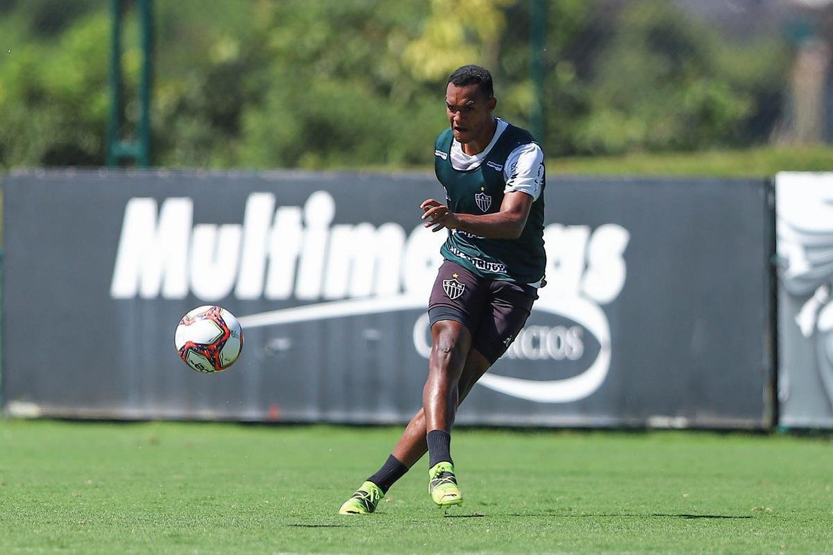 Fotos do coletivo entre profissionais e sub-20 do Atltico