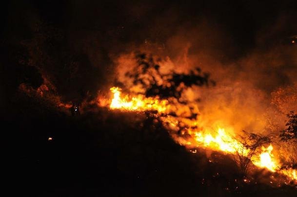 Chamas se alastraram pelo terreno onde ser erguido o estdio do Atltico 