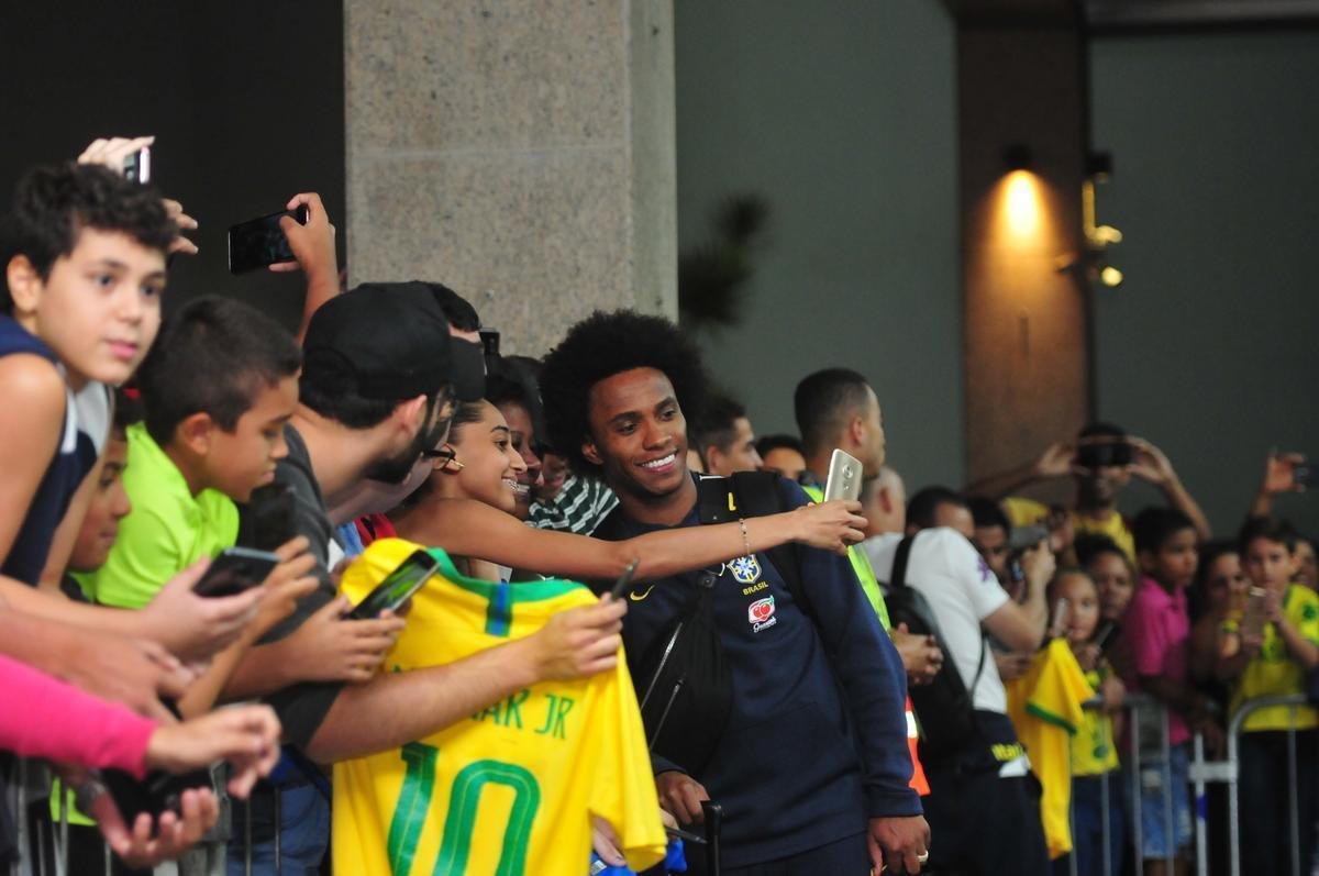Seleo Brasileira deixou hotel Ouro Minas na noite desta quarta-feira e se despediu de Belo Horizonte, onde venceu a Argentina por 2 a 0 na semifinal da Copa Amrica. Reta final de treinos ser na Granja Comary, em Terespolis. Deciso est marcado para domingo, s 17h, no Maracan