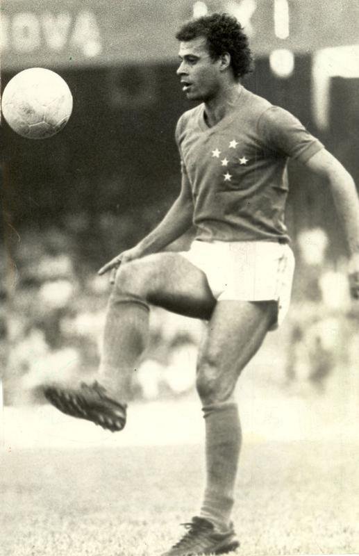 Embora no fosse um tpico camisa 10, coube ao craque Joozinho vestir a camisa 10 do Cruzeiro na Copa Libertadores de 1976, conquistada pelo clube. Ele herdou o nmero porque Dirceu Lopes teve leso no tendo de Aquiles e no pde disputar o torneio continental.