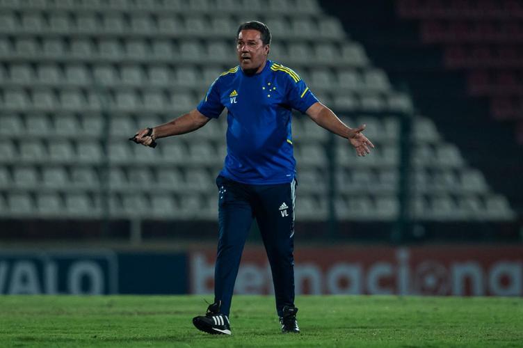 Cruzeiro treinou na Arena do Jacaré, em Sete Lagoas, local do jogo desta quinta, 19h, contra o Operário-PR, pela 24ª rodada da Série B do Brasileiro; veja imagens da atividade comandada pelo técnico Vanderlei Luxemburgo