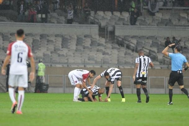 No segundo tempo, Char recebeu bola de Cazares e marcou o segundo do Atltico: 2 a 0