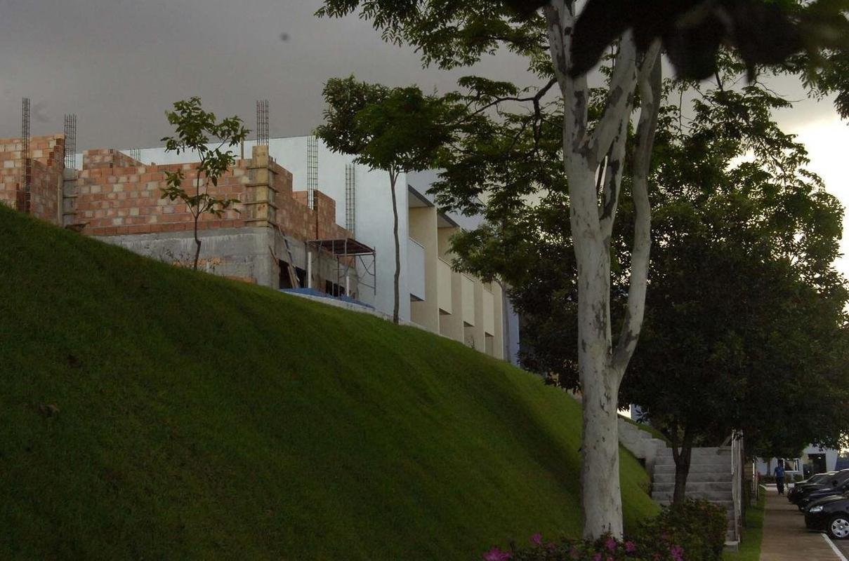 Fotos das obras de ampliao do hotel e de prdios administrativos da Toca da Raposa II, centro de treinamentos do Cruzeiro, em 2009