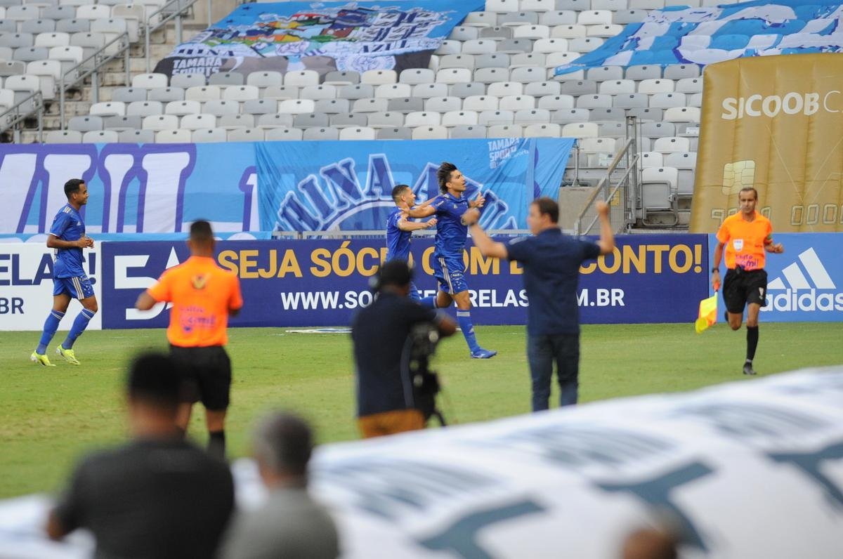 Fotos da vitria do Cruzeiro sobre o Athletic de So Joo del-Rei, por 1 a 0, no Mineiro, pela quarta rodada do Campeonato Mineiro de 2021. Marcelo Moreno, de pnalti, marcou o gol do triunfo celeste no Gigante da Pampulha
