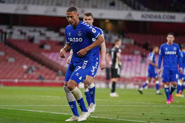 Richarlison cruzou, a bola bateu na perna direita do goleiro Bernd Leno e entrou, motivando o rbitro Jon Moss a indicar gol contra, aos 31 minutos