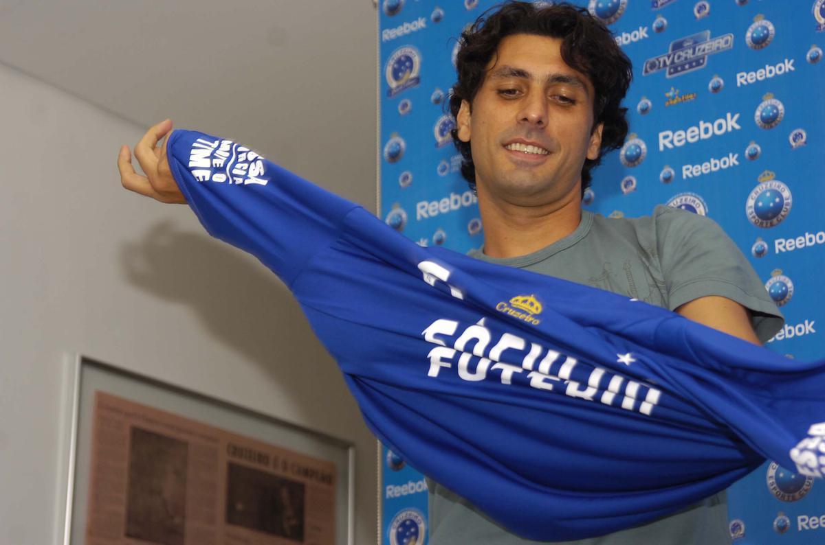 Na sua primeira passagem pelo Cruzeiro, em 2005, Athirson jogou na posição de origem, a lateral esquerda, e marcou cinco gols em 27 jogos. No retorno, em 2009, virou armador sob o comando do técnico Adilson Batista. Na final da Copa Libertadores, contra o Estudiantes, substituiu Wagner aos 25 minutos do segundo tempo, quando o adversário já vencia por 2 a 1. Pouco fez diante de um time bem postado na marcação e tranquilo para segurar o resultado. Ao término da temporada, despediu-se da Toca com 15 jogos e nenhum gol.