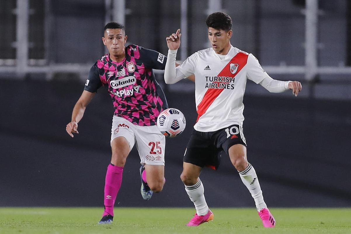 Com 25 casos simultneos de COVID-19, River Plate enfrentou Independiente Santa Fe-COL com apenas 11 jogadores disponveis e com o volante Enzo Prez improvisado como goleiro.