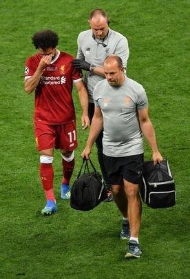 Salah, do Liverpool, sofreu falta de Sergio Ramos, machucou ombro esquerdo e deixou a final no primeiro tempo