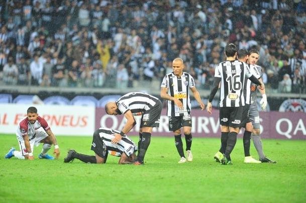 Atltico perdeu por 4 a 3 para o Coln nos pnaltis e foi eliminado da Copa Sul-Americana. Goleiro argentino Burin defendeu penalidades de Rver e Cazares