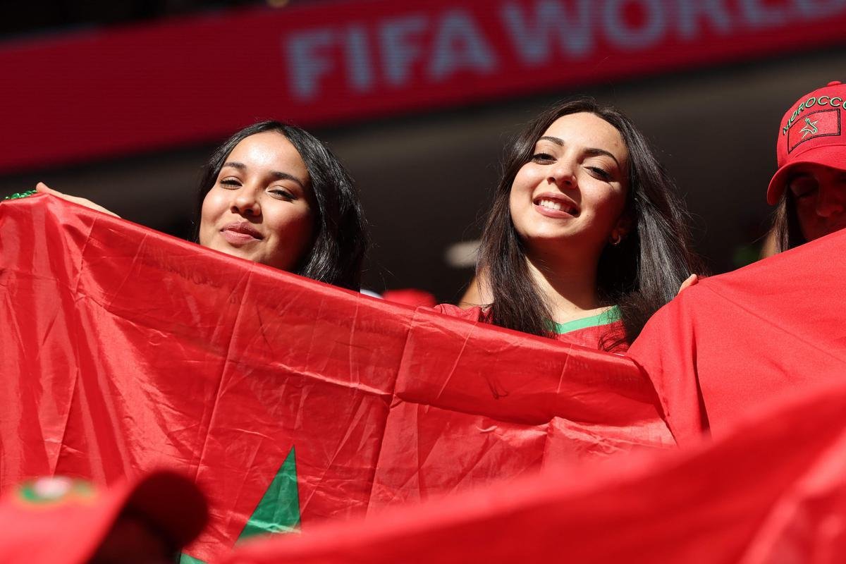 Torcedores de Marrocos e Crocia nas arquibancadas do Estdio Al-Bayt, em Al Khor 