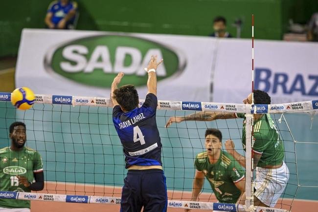 Cruzeiro se garantiu na decis�o do Sul-Americano de V�lei ao bater os argentinos do Policial Voley por 3 sets a 0, neste s�bado (5), no Gin�sio do Riacho, em Contagem. As parciais foram de 25/20, 29/27 e 25/16
