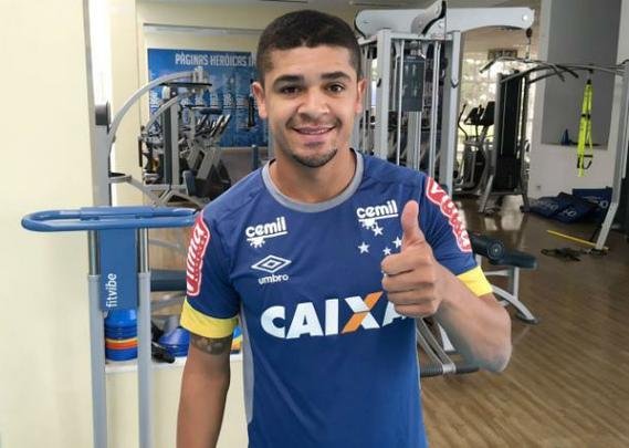 Denílson passou por exames na Toca da Raposa II e posou com a camisa 88 do Cruzeiro