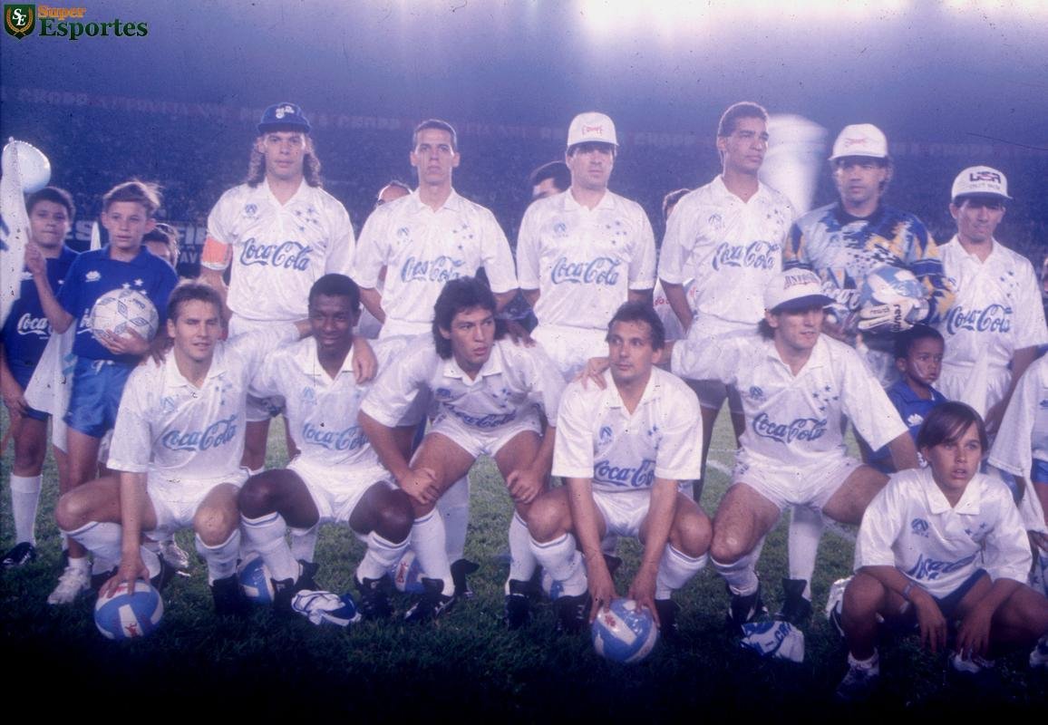 Cruzeiro campeo da Copa do Brasil de 1993 sobre o Grmio, no Mineiro. Vitria por 2 a 1 assegurou o ttulo at ento indito. Time posado: Paulo Roberto Costa, Clio Lcio, Clio Gacho, Robson, Paulo Csar Borges e Nonato; Ademir, Cleison, Edenlson 'ndio Azul', der Aleixo e Roberto Gacho.