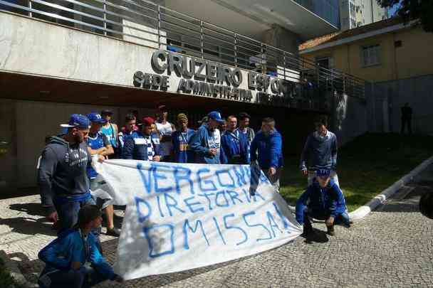 Torcida do Cruzeiro protesta contra a diretoria do clube na porta da sede