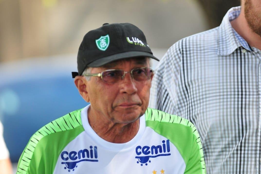 Tcnico Givanildo Oliveira foi apresentado no CT Lanna Drumond pelo presidente Marcus Salum e comandou seu primeiro treino visando ao jogo de quinta-feira, contra o Internacional, em Porto Alegre