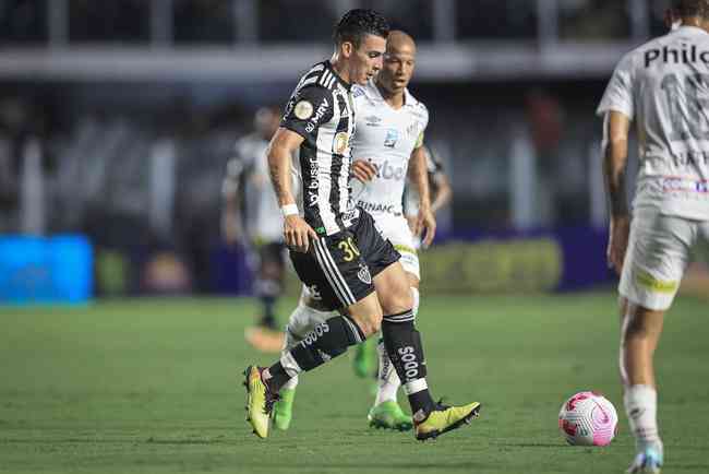 Santos x Atlético-MG: gato preto invade gramado da Vila Belmiro