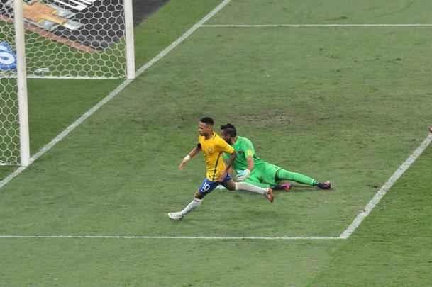Neymar marca o segundo gol do Brasil, e faz a festa da torcida