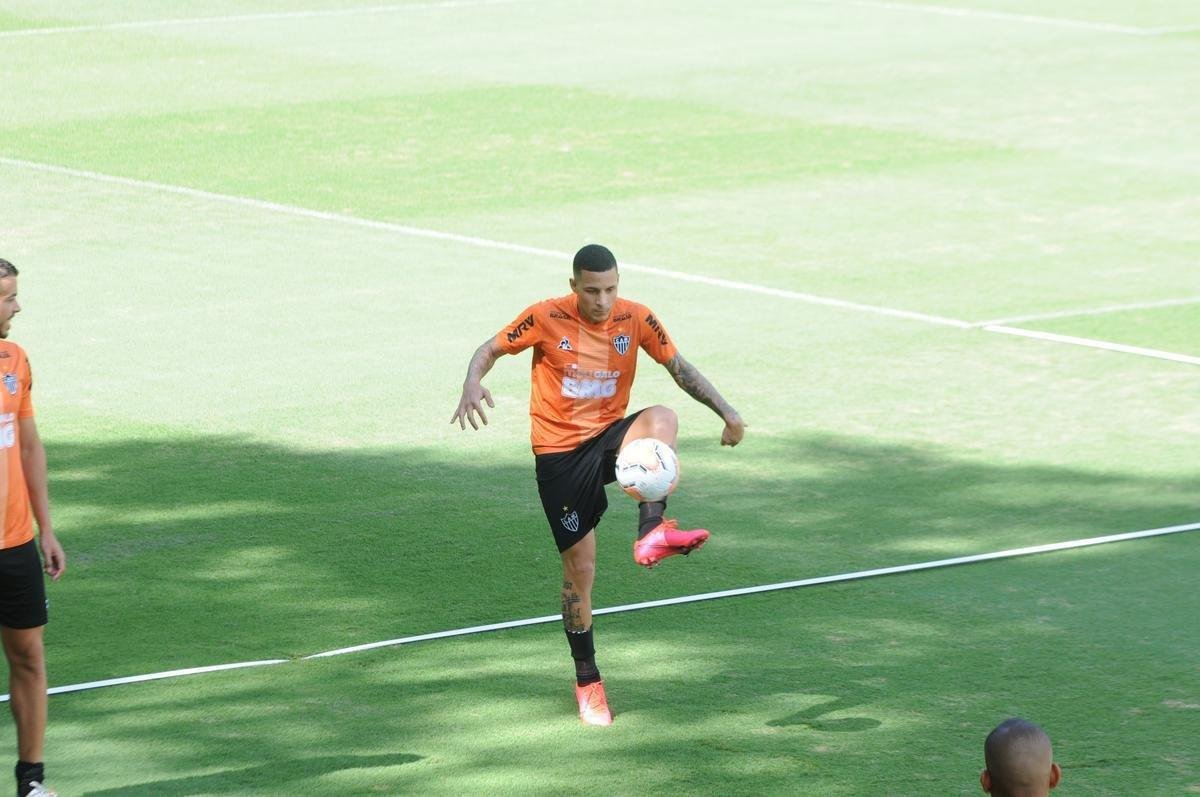 Treino do Atltico nesta segunda-feira, na Cidade do Galo, contou com a volta do meia  Juan Cazares. Direo no chegou a acordo para vend-lo a clube saudita. Tcnico Rafael Dudamel relacionou 23 jogadores para a viagem a Santa Fe, local da estreia na Sul-Americana, quinta-feira, contra o Unin-ARG. Jogador equatoriano ficou fora da lista.