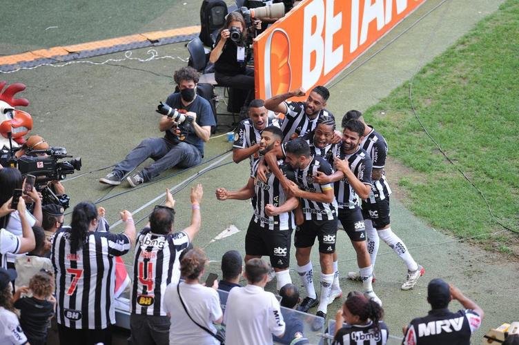 Hulk virou para o Atltico sobre o Fluminense em cobrana de falta perfeita no Mineiro: 2 a 1